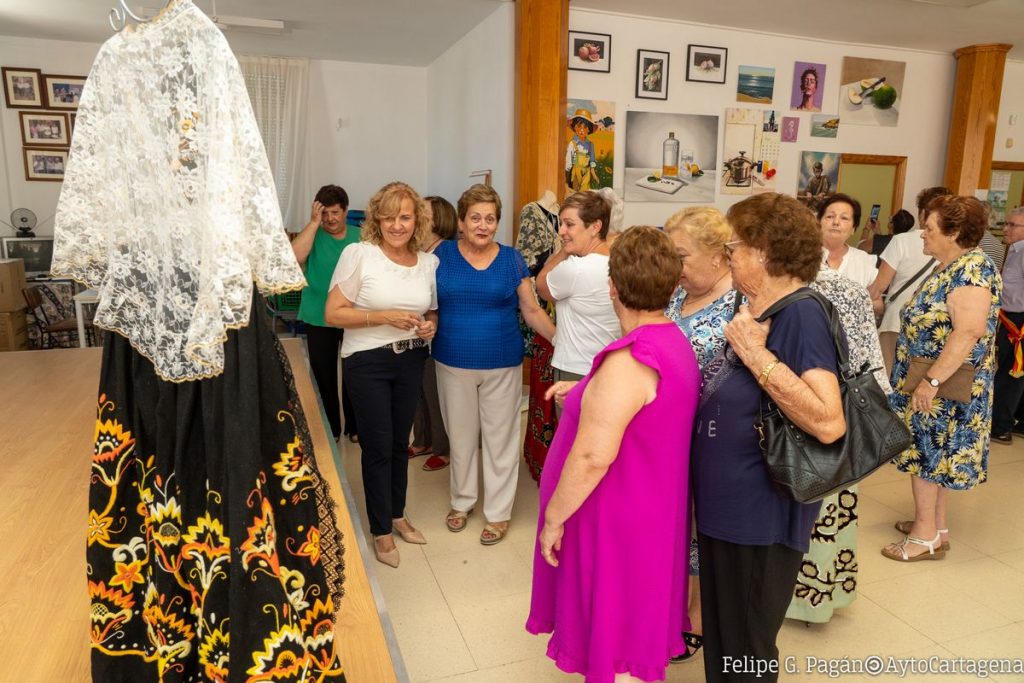 La Semana Cultural de Mayores de La Aljorra abre sus puertas con sendas exposiciones de Trajes Regionales y Pintura