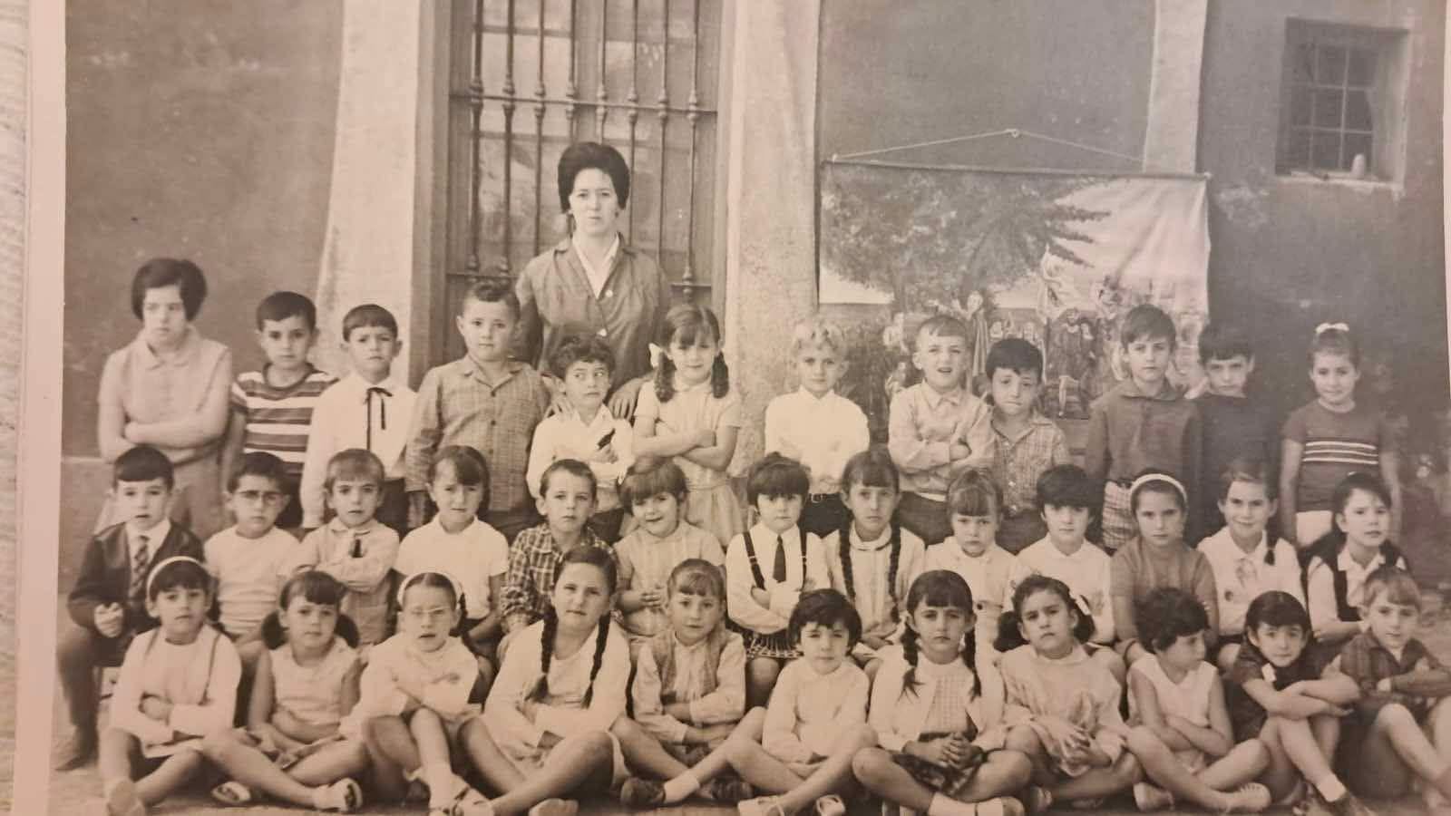 Fotografía antigua de niños escolares en la Casa Colorada de La Aljorra parte 2