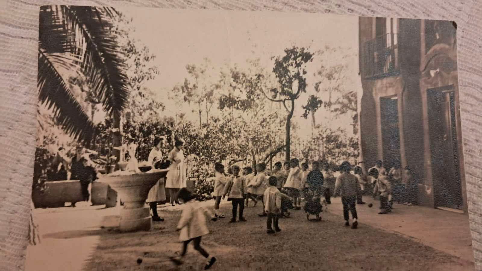 Fotografía antigua de niños jugando en el patio del recreo de la Casa Colorá de La Aljorra