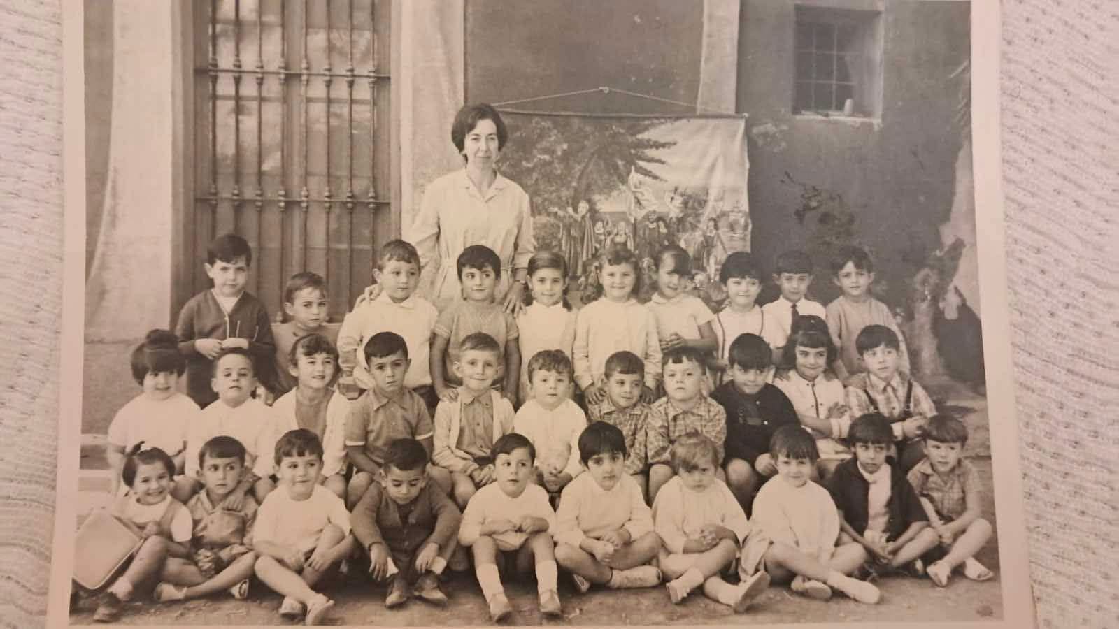 Fotografía antigua de niños escolares en la Casa Colorada de La Aljorra años 60